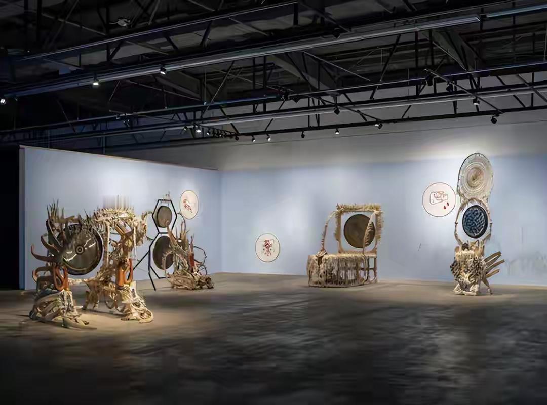只差两天开幕，韩方拒换涉台标牌，中方果断然撤展，道歉不管用了。韩方不惜中国撤展，不惜引起两国外交事件，深层原因何在？