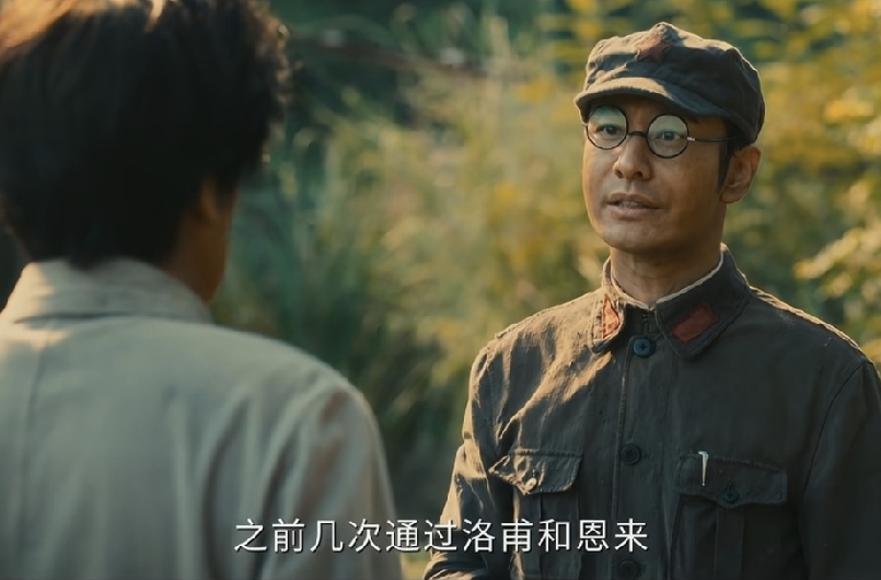 黄晓明出场了。
网友说：“黄晓明还是多演演正剧，演多就不油腻就正气凛然了”
这次黄晓明戴着眼镜，脸上也不白净了，看起来就是那个时代的翟秋白。
他和于和伟演戏，也接得住戏，才发现黄晓明真的也是好演员，你们觉得呢？