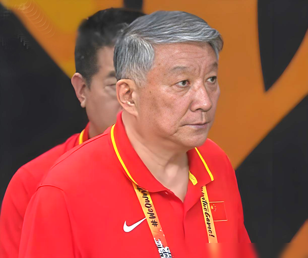 亚运会刚打完，就要开总结会追责女篮姑娘们？我看谁敢动王思雨和杨舒予。
一个脚踝90度扭伤，隔天就打35分钟半决赛，这是杨舒予。一个脚踝韧带断了一条，靠着止疼药硬撑，这是王思雨。
半决赛对韩国，俩人投篮全失准，失误一堆，王思雨还被罚下场，很多人骂她们是罪人。可真相呢？一个伤脚根本发不上力，一个连突