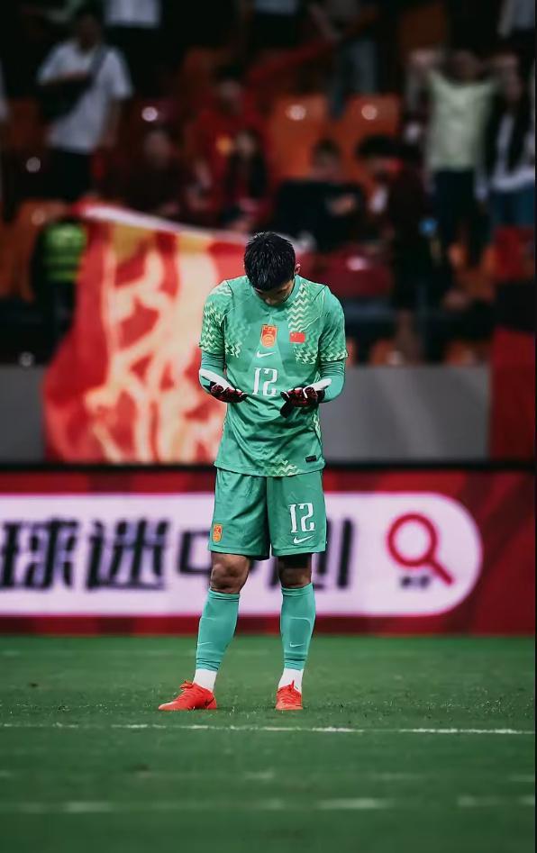 #刘殿座为失误道歉#

昨晚的国际友谊赛，国足0-1不敌塔吉克斯坦，首发门将刘殿座脱手失误导致丢球。赛后，刘殿座更新社媒致歉。

刘殿座社媒写道：“我没能抱住那个球，想跟大家说声抱歉。但我从不觉得我是个不称职的国脚和老队员。这么多年我奉献了我的一切我愿意把我的时光和精力献给国家队！”

“ ​