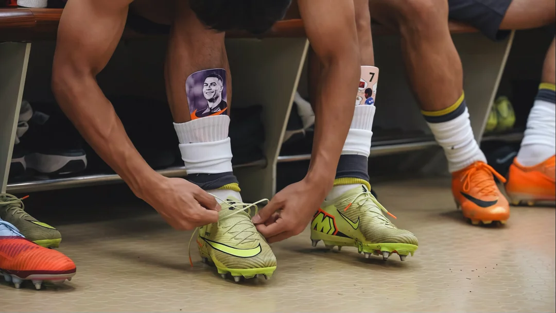 向余望的C罗主题护腿板