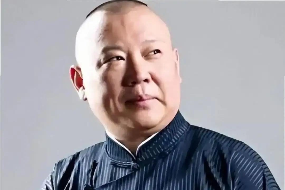 在底下小剧场说一场相声也就拿个三五百，但要是能去德云社混个商演，少说也是五千一万起步，十倍的差价摆在眼前，是个正常人都会动心

圈里人爆料说杨威可能要跟德云社合作了。他自己有办学经验，能帮着德云社培训新人，搞不好以后就像杨进明那样，直接参与德云社的各种演出了

最近同行天天在网上掐架，杨威反倒挺安静