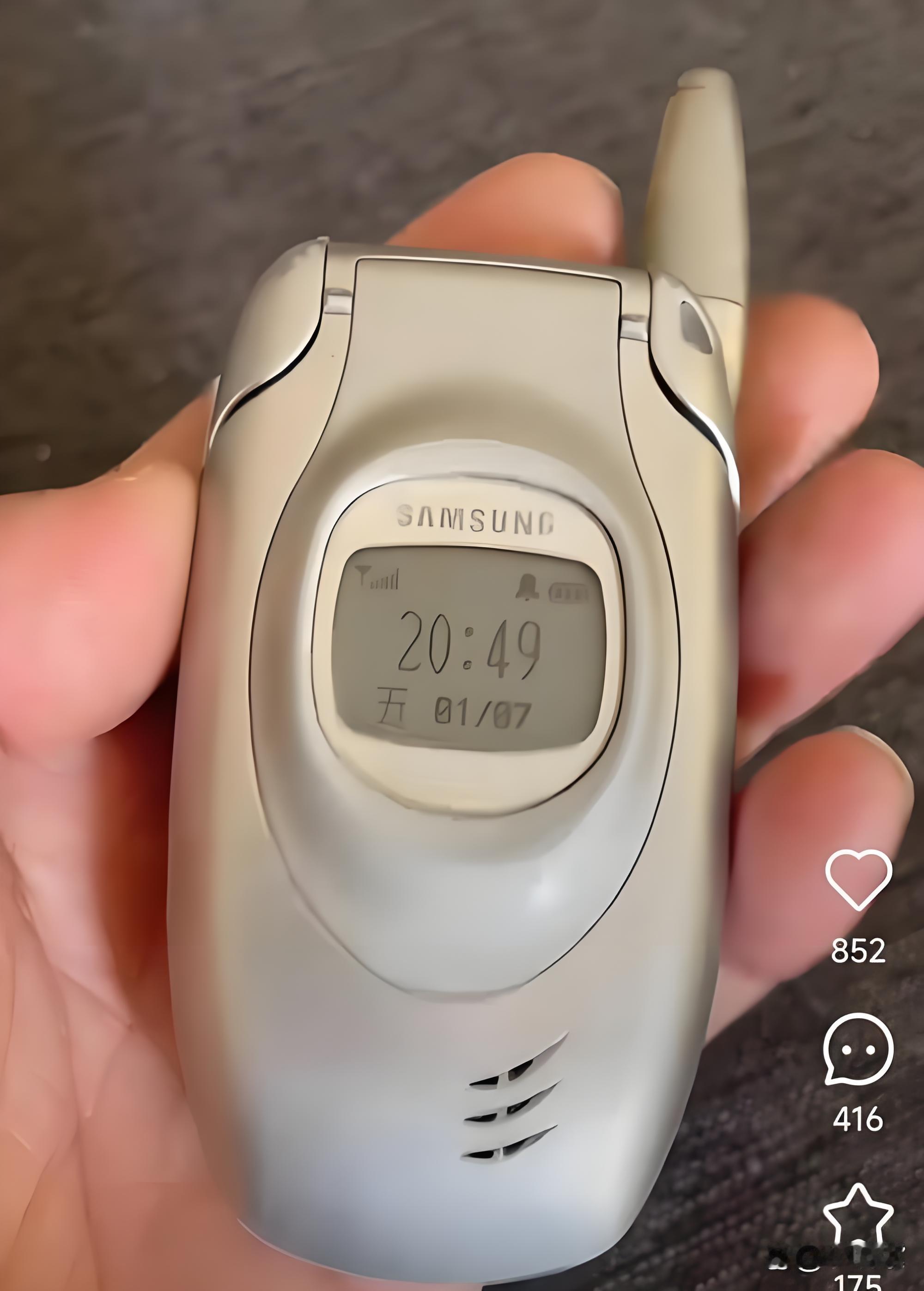 我的第一部手机是三星，那时还买的贼货，你们的第一部手机是哪个牌子！