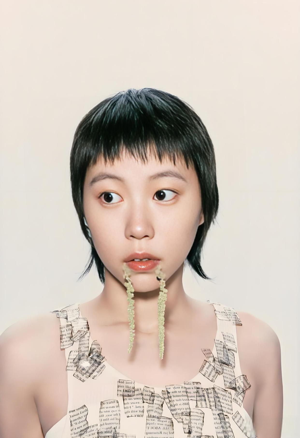 成也父母，困也父母，窦靖童有多难？
顶着王菲和窦唯的光环，窦靖童走到哪里，都逃不开星二代的标签。
参加《歌手2026》之后，争议更是铺天盖地向她涌来。
 
大家说她拥有王菲的嗓子，窦唯的灵魂，继承了父母得天独厚的音乐基因。
嗓音慵懒空灵，音乐审美很有想法，电子、爵士、迷幻摇滚都能驾驭，创作实力也得到