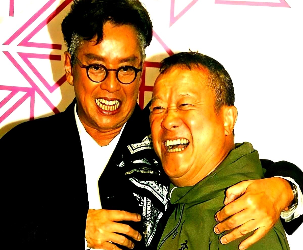 谭咏麟和曾志伟当年差点彻底闹掰，就因为谭咏麟放了他一次鸽子。

两人在电话里大吵一架，直接冷战。平时天天早晚联系，那次整整四天没通一通电话。当时谭咏麟红得发紫，坚持算商业账死活不去，哪怕梅艳芳仗义出来救场，他也没松口。曾志伟讲义气、要面子，心里全是人情账，憋得不行。

直到第四天，曾志伟在马桶上坐着