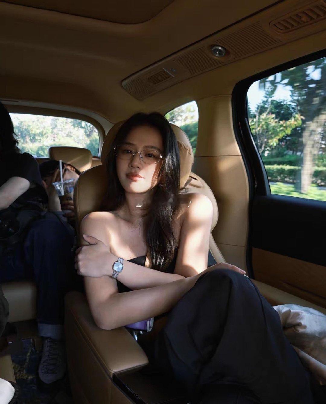 马思纯最新车内照片，整个人松弛又耀眼，状态绝了，妥妥美回十八岁，越简单越动人。 ​