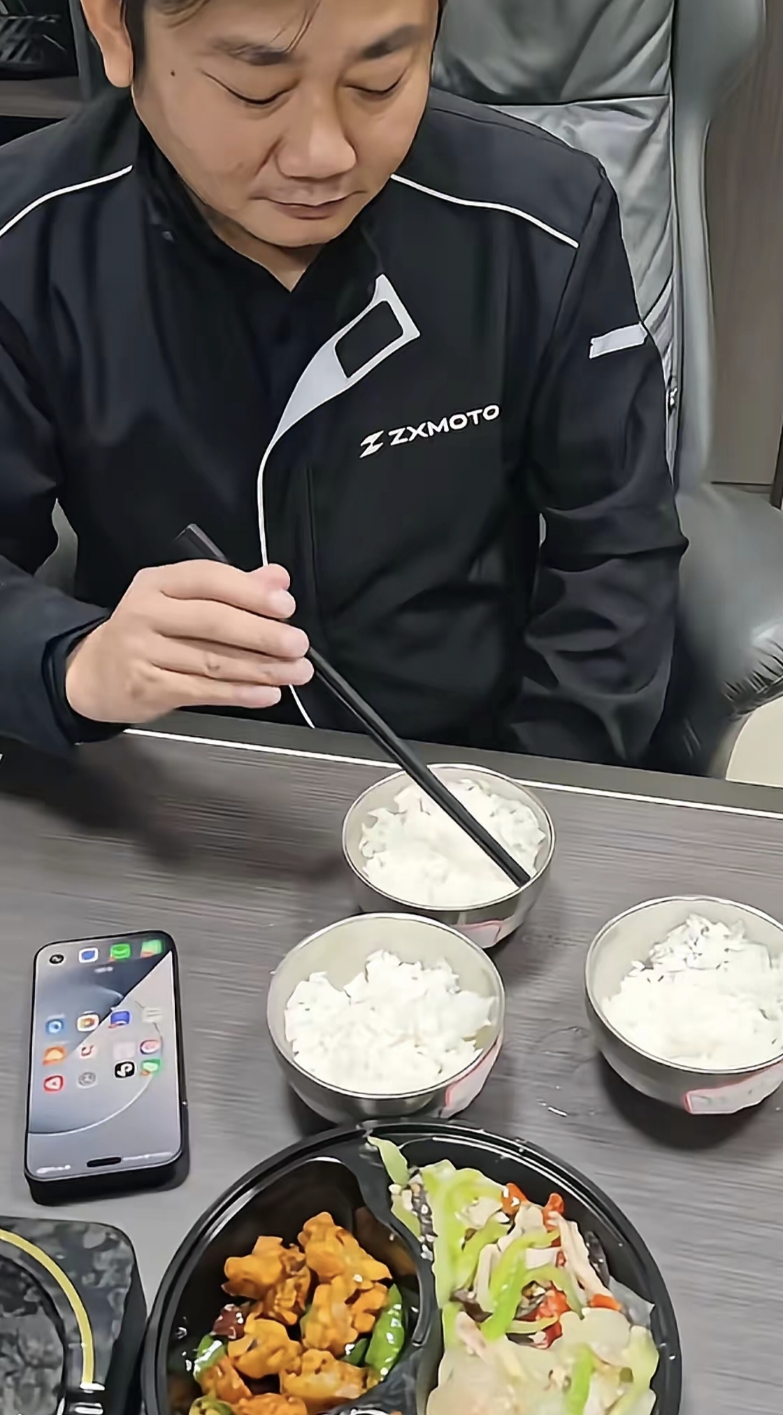 有人说张雪不是省油的灯，是行业里的刺头，是搅动局面的鲶鱼，这话其实挺有道理。
 
在大众眼里，他是国产机车的颠覆者；可在部分同行眼中，他就是打破原有平衡的搅局者。
 
WSBK赛场就是最典型的例子。以前老牌豪门按部就班，市场蛋糕大家各自分一份。张雪机车这支两岁新军杀入赛场，分站六次登顶，一下子成了劲