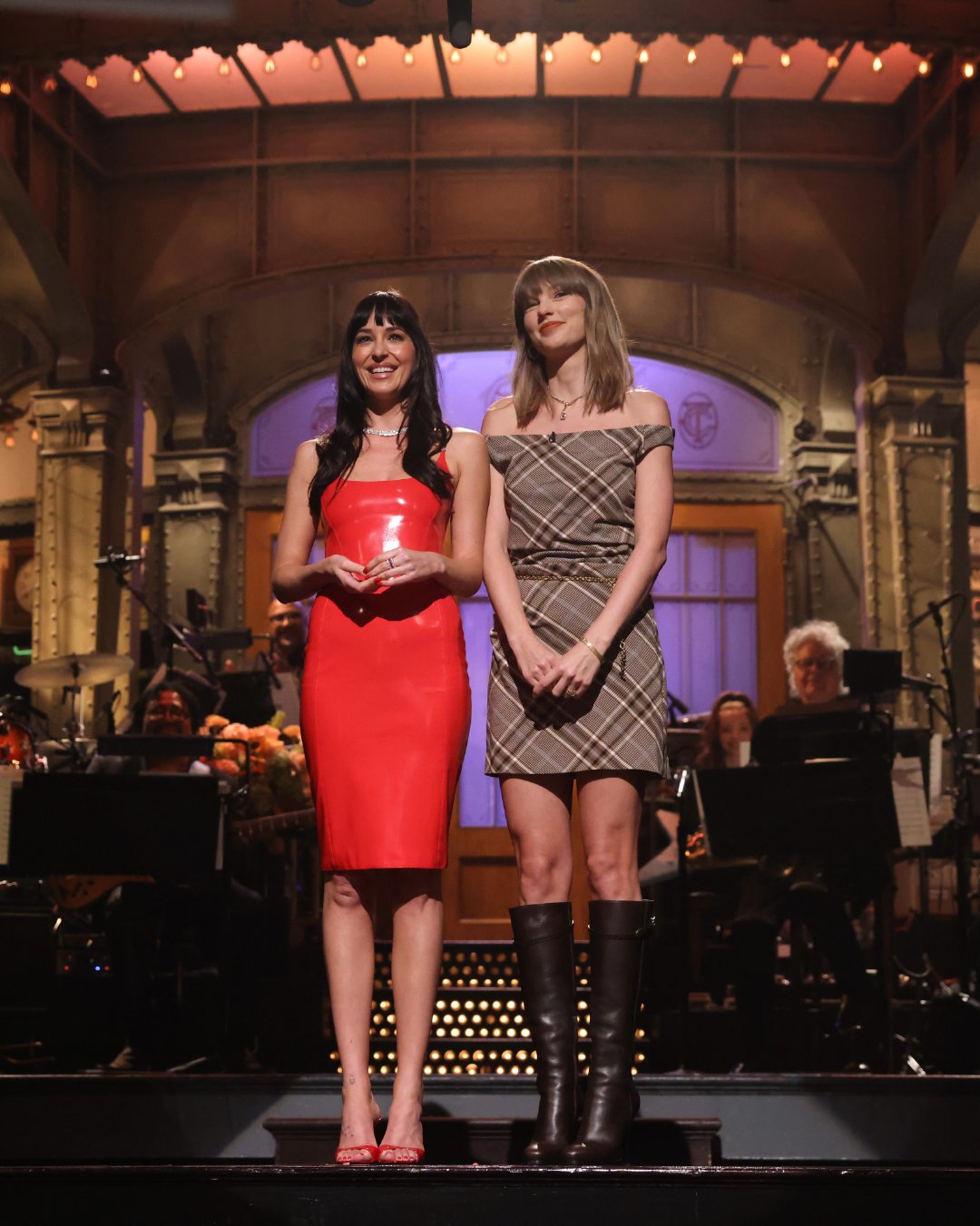 SNL分享了两张霉霉 Taylor Swift 助阵达妹Dakota Johnson开场白的现场照：

📸#Taylor Swift# ​