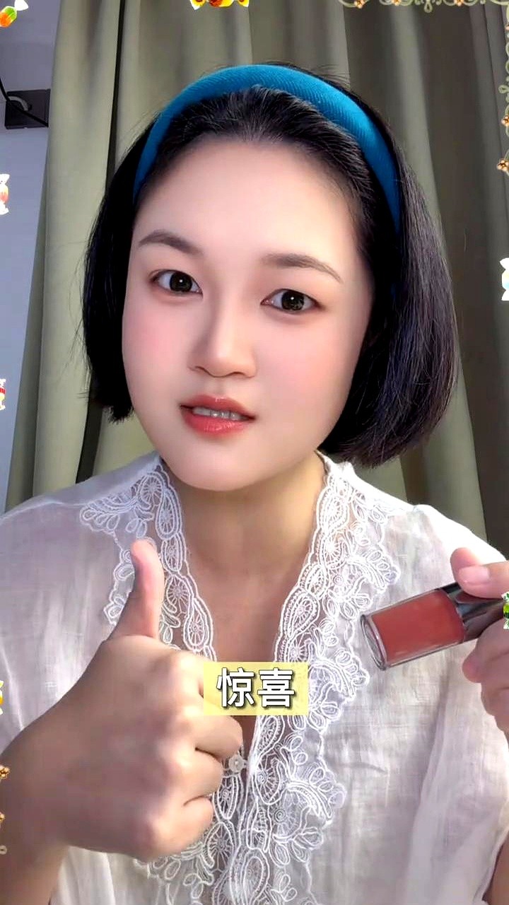 看完中餐厅，沈月一句心疼丁禹兮，直接戳中无数人的软肋。

后厨兵荒马乱，林大厨急得冒汗，黄店长眉头紧锁。别人躲避镜头，丁禹兮直接迎上去，递水、接话，三言两语把所有人的焦躁稳稳托住。别人上节目拼命抢镜头，他满场飞奔补窟窿。姜妍累瘫在椅子上，他悄悄转身把冷气调高。

去扒了他的戏，才发现这人不仅骨相绝佳