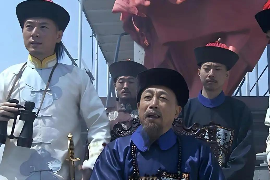 咸丰九年，一道朱笔御批送到长沙，八个字要了左宗棠的命：就地正法，军前处决。而救下他的，不是哪位手握重兵的大员，是一句话——国家不可一日无湖南，湖南不可一日无左宗棠。这句话到底是谁说的，又是怎么把一个即将掉脑袋的师爷，捞回了阳间？ 
 
先说说左宗棠当时是个什么身份。举人出身，屡试不第，四十多岁还窝在