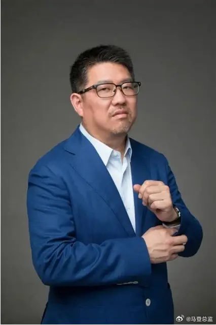 腾讯早年有个鲜为人知的困境：马化腾性格偏内向，又长着一张娃娃脸，出去跟人谈合作，对方一看这年轻人，总觉得不太靠谱，话里话外带着轻视。谈判桌上屡屡受挫，业务迟迟打不开局面，最艰难的时候，他甚至动过把腾讯卖掉的念头。

转机出现在曾李青的加入。

曾李青是个典型的 "江湖老手"，之前在深圳 ​