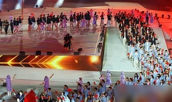 丢了，20年的首金纪录，断在9秒上。
名古屋亚运首个比赛日，铁人三项男子个人，张玺瑞落本选手北条巧9秒，拿银。中国队连续六届亚运首金的链条，就这么被扯断了。搁以前，武术长拳、公路自行车，首金基本是揣兜里的。这回，赛会首金被现代五项女团拿走，首块奖牌是铁三的银。
但别急着骂。这届亚运，队伍里塞满了