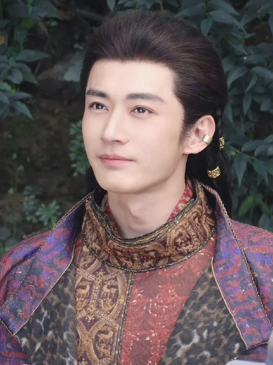 我有预感

《江山大同》这部剧一定会爆火

倒不是说这部剧的女主是杨幂，而是这部剧的男主是刘学义

刘学义在这部剧中饰演的是北魏文成帝拓跋濬，单看照片就有一种扑面而来的阳刚之气，真的是太帅了。

而且刘学义无论是颜值，身高，演技，台词都没有短板，完全是剧抛脸来着，你看《兰香如故》就知道了。

再加上