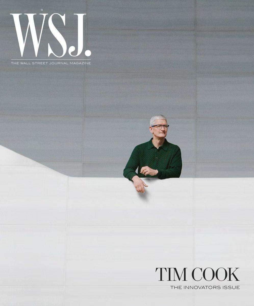 库克卸任苹果 CEO。

这么多报道，还是《WSJ. Magazine》这张封面最能打。

永远可以相信顶级杂志的审美。

人物只占画面一点点，大面积留白，没有夸张标题，没有商业精英标准姿势。

灰、白、绿。

“Not first, but best”真正高级的设计，什么都不说，用户自己会停下来多看两秒。

 ​