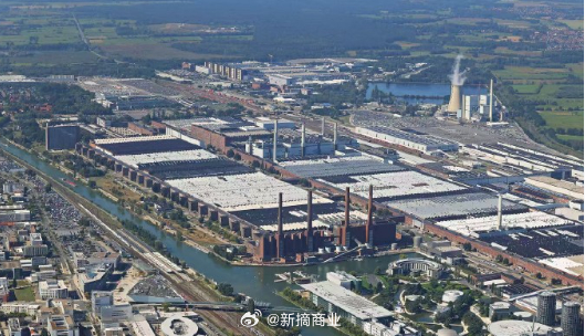 1984年进中国、连当40年销冠，2019年巅峰423万辆；
2024年比亚迪427万辆掀了王座，
2025年大众在华269万辆、跌36%，连吉利都超了，掉到第三。

更扎心的是新能源：
在华占比只有4.3%，市场渗透率已经54%
自己定的2026年目标是10%。
年轻人叫它"父辈的品牌"，这话是大众中国区负责人自己承认的。

先关 ​