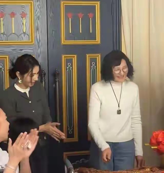 麦迪娜带婆婆回新疆过年，一家11口围坐吃烤全羊，特意让婆婆切第一刀，仪式感拉满。把婆婆带往娘家团圆，用行动善待长辈，这样和睦的婆媳关系太让人羡慕啦。 ​