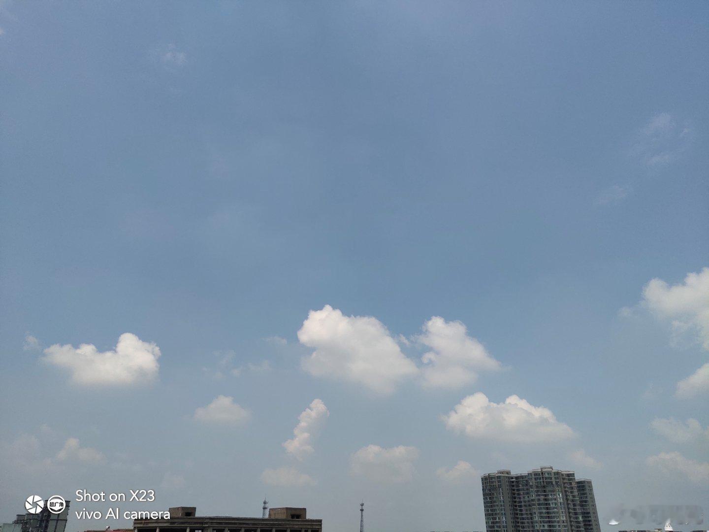 #vivo[超话]##vivo超话# 蓝天如洗，几朵白云悠然游弋，像被风随手揉软的棉絮，轻轻泊在城市的额角上。 ​