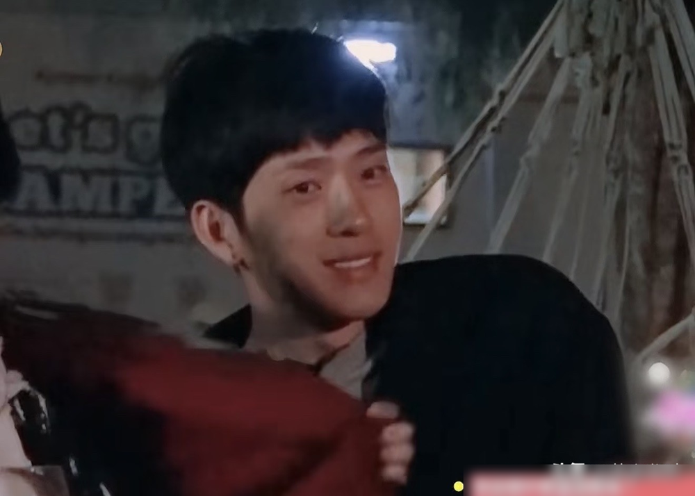 许晴对宁静的独占欲，藏在花儿与少年的这个细节里！
土耳其晚宴那一场，许晴只认自己的自己人。连毛阿敏跟宁静多说两句话，她都当场冷脸甩情绪。好好一顿饭瞬间尬到停筷，没人敢接话。
宁静前阵子直播曝料，观众看到的正片，只占全部素材的二十分之一。录完节目这么多年，大半嘉宾私下再也没联系过，杨洋之后接综艺都