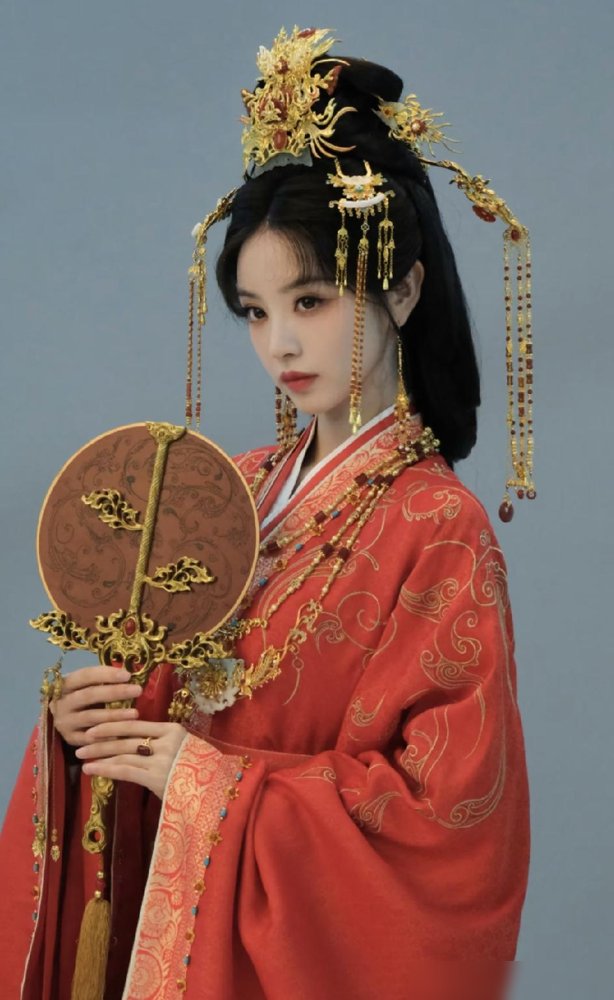 魏娆倒夜香出身，田曦薇一张脸切出两个魂，一个哑着嗓子，一个眼尾带刀。
《嫁金钗》刚上，优酷预约直接干破500万，央视八套和Netflix同步抬。
最狠的是配角桌，陈紫函、戴娇倩、毛林林、王一楠，全是年轻时杀穿屏幕的主儿，往那一坐，戏就自己长出来了。
田曦薇一个95花，站在这帮女戏骨中间，没被压