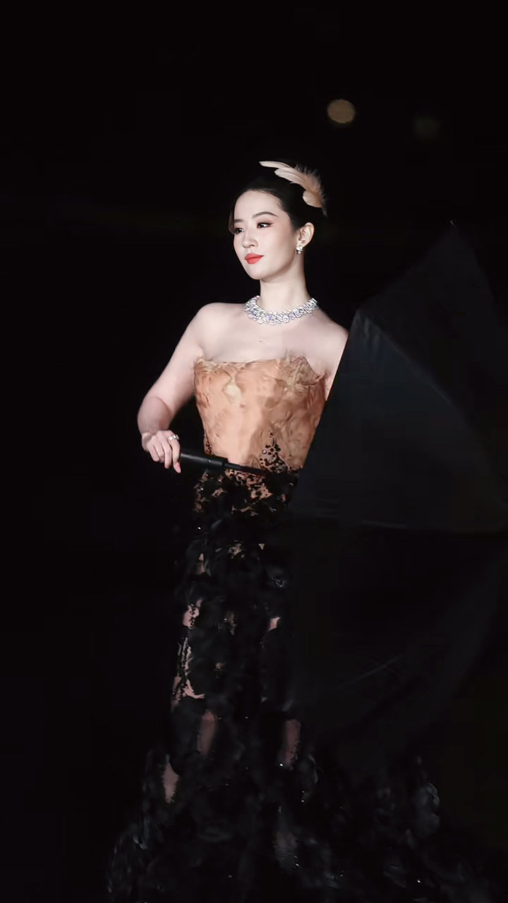 气定神闲 舒展自信的大明星[桃里桃气][桃里桃气]

#原来刘亦菲走红毯的时候雨这么大#✨ 
#正在化妆的刘亦菲#✨ 
#刘亦菲 凤凰神女# ​
