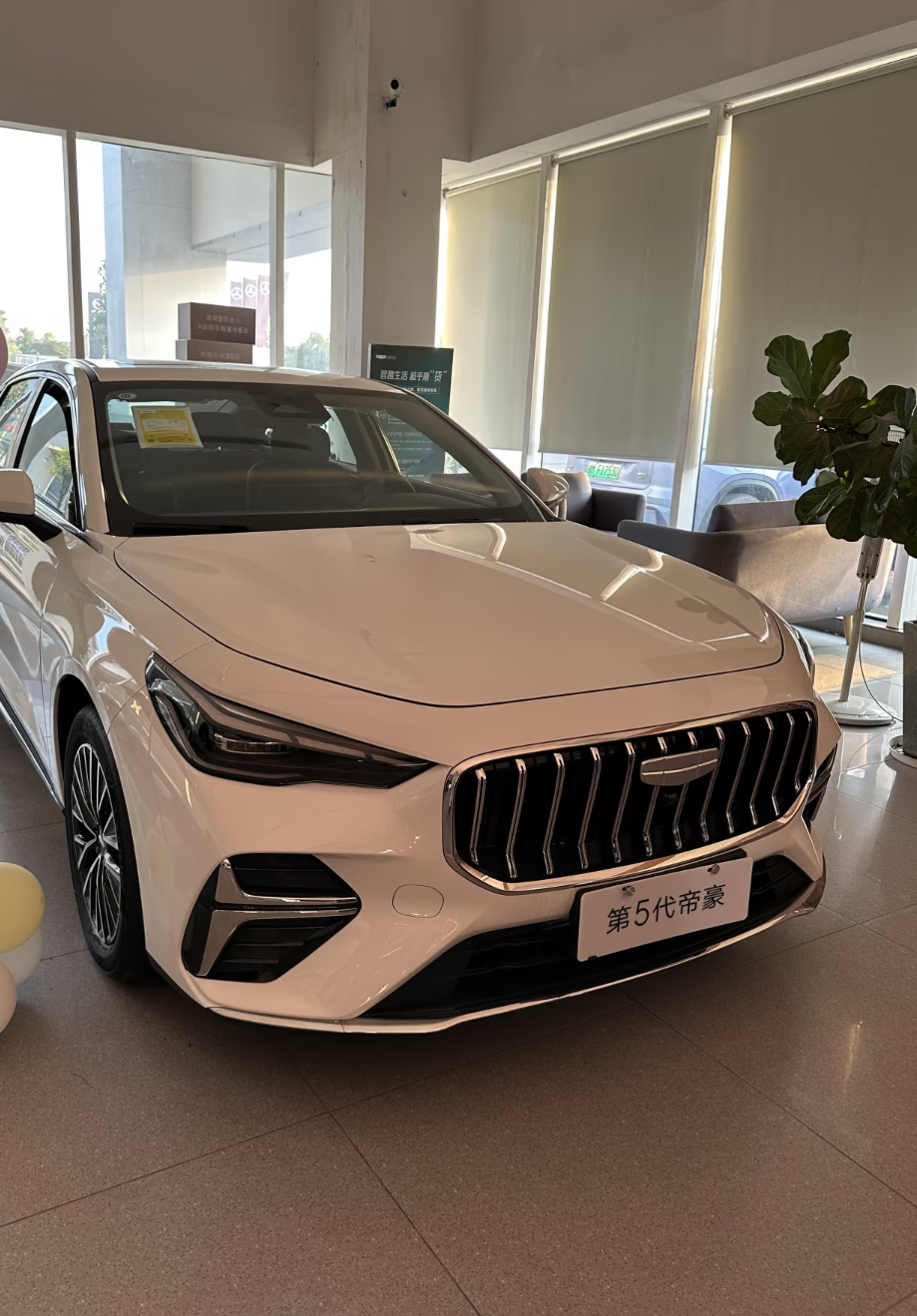 吉利帝豪这款车属于A级车，实际上我觉得家用车就选这辆车，帝豪内饰质感媲美B级车，这款车的前进气格栅很有档次感，镀鉻装饰条，而且金属车标也很有质感，这款车的价格七万左右，还有铝合金材质轮毂，我觉得咱们国产汽车质量比以前提高不少，配置还高，驾乘体验感也特别好；实际上吉利博越，博越L和星越L也值得入手，如