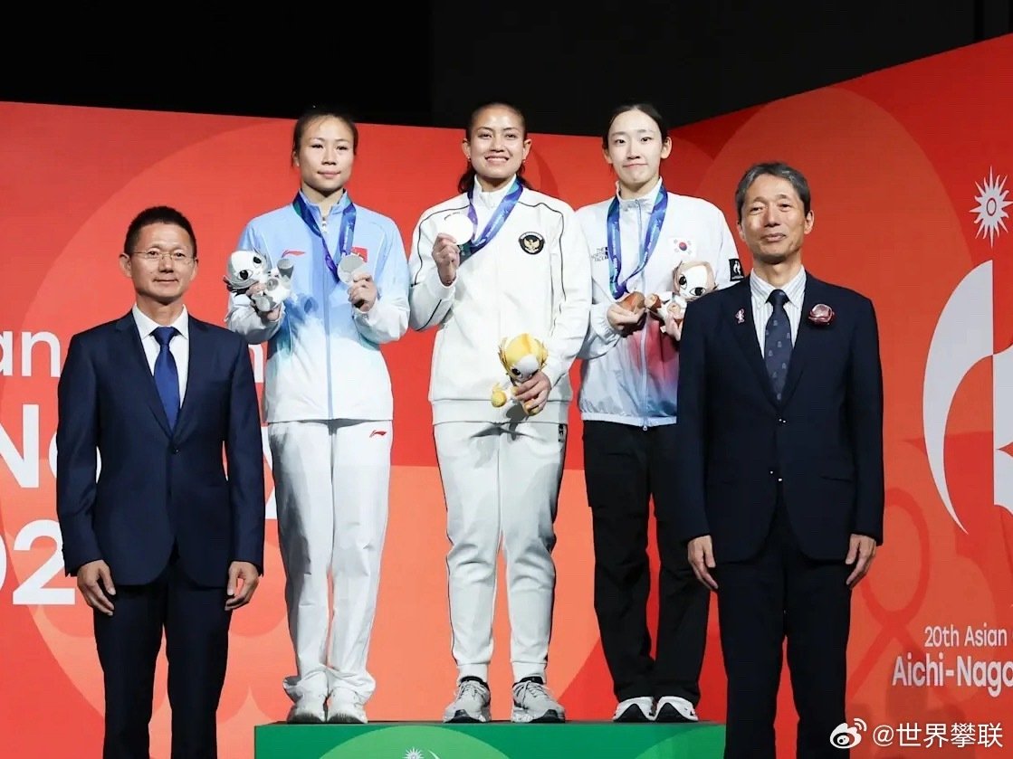 在2026名古屋亚运会攀岩女子速度赛决赛中，中国选手邓丽娟以6.064秒的个人最好成绩，却因0.002秒的极微弱差距惜败，摘得银牌。  一、肉眼难辨的微差决战- 最终成绩：印尼选手德莎克·马德·丽塔以