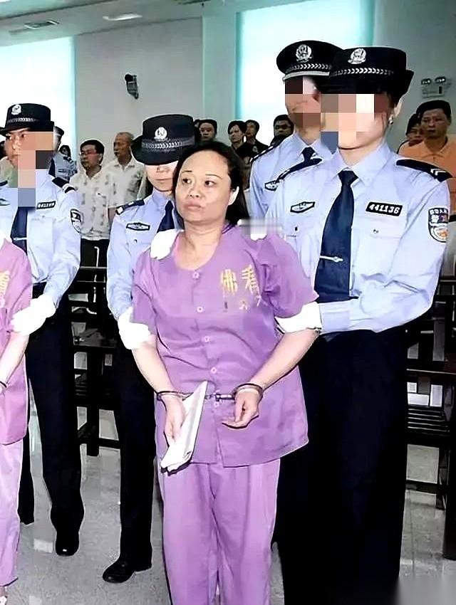 澜石邮政支局原局长何丽琼，靠虚构高息理财非法吸收了公众13.25亿元存款。
她自己交代这么干并非因为贪图花钱，仅仅是痴迷那种掌控巨额资金的感觉。
被她挪用于赌博和挥霍之后，大量普通储户的毕生积蓄直接血本无归。
这事儿最让人憋屈的地方在哪？在于老百姓的那份信任。大家冲着“邮政储蓄”的公信力去掏腰包，图