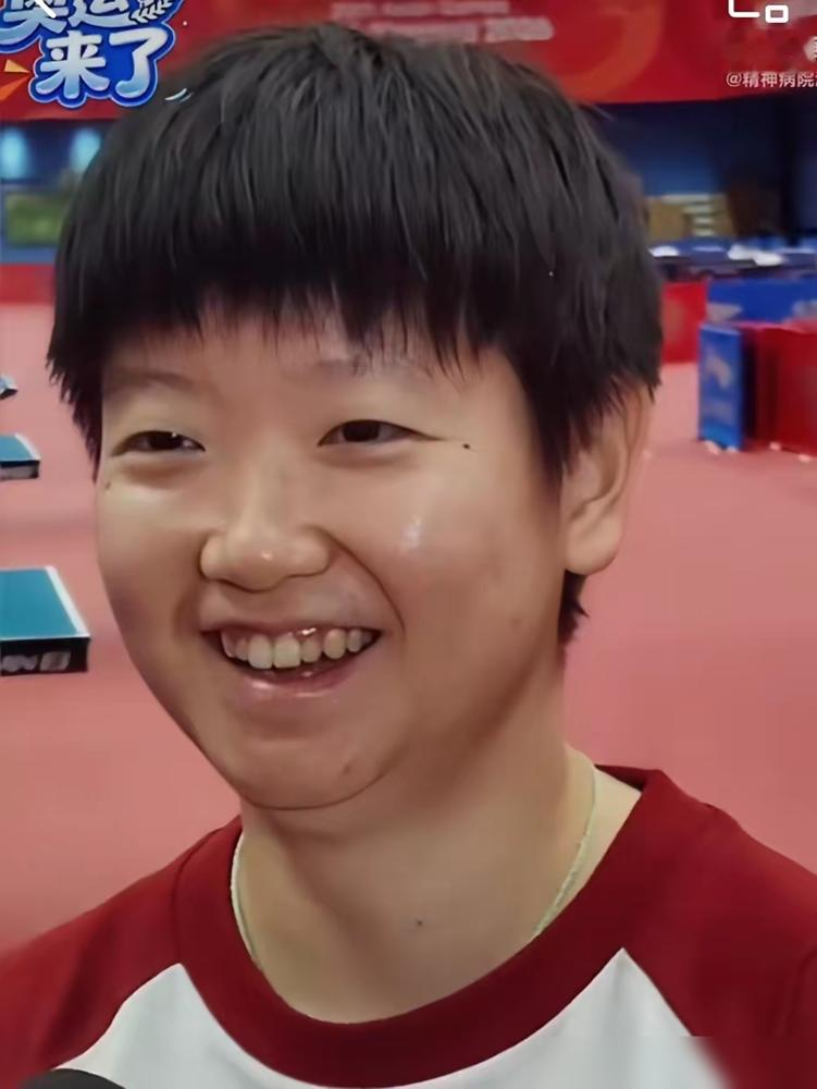 孙颖莎亚运会前撂了句狠话：没准是三位新人带我和曼昱打。听着像玩笑，细琢磨全是脑子。
陈熠、蒯曼、范姝涵，三个名字背后是三条硬邦邦的选拔线。一个靠世排，一个靠双打，一个从13人队内赛里杀出来，没一个是混进来的。
莎莎自己说熬过了伤病焦虑期，封闭训练状态回来了。翻她履历：雅加达两金，杭州三金，混双还