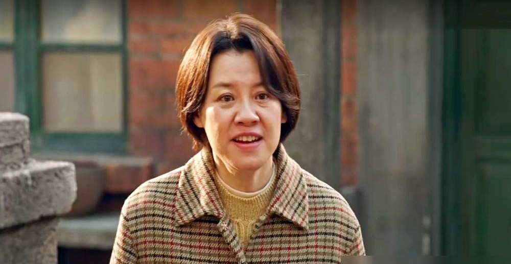 拍完《父母爱情》，剧组喊着丁克不婚的女演员，全挺着肚子进了产房。

演德华的刘琳进组前死磕丁克，拍完转头生子。梅婷顺手产下二胎。演亚菲的张龄心原本打算单身到底，没多久也拿出了验孕棒。

这事还传染。陈妍希杀青那天，肚子里已经揣了四个月的娃。

哪有什么玄学。连轴转的演员扎进生活剧，每天家长里短嗑瓜子