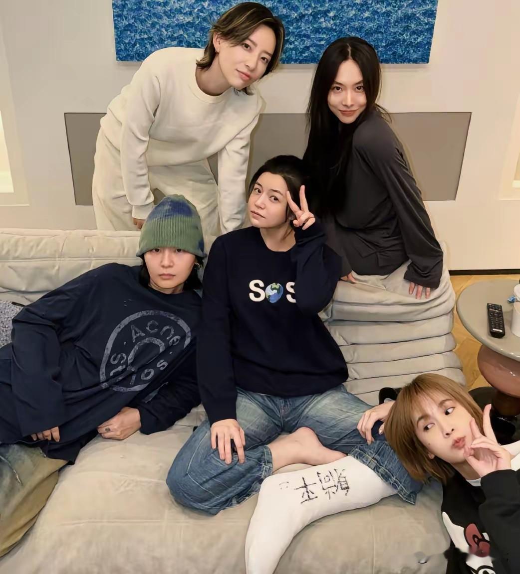 《我家那闺女》陈妍希主动提《神雕侠侣》，拉宏的表情都要崩不住了。
拉宏去探访新闺女陈妍希，有一项任务是嘉宾通过答题测试闺女和妈妈的关系怎么样。
陈妍希其中有一题是妈妈最喜欢闺女的三部戏，陈妍希说妈妈可能喜欢《狙击蝴蝶》，她自己喜欢《神雕侠侣》。
拉宏听到陈妍希主动提《神雕侠侣》，表情有点意味深长，但