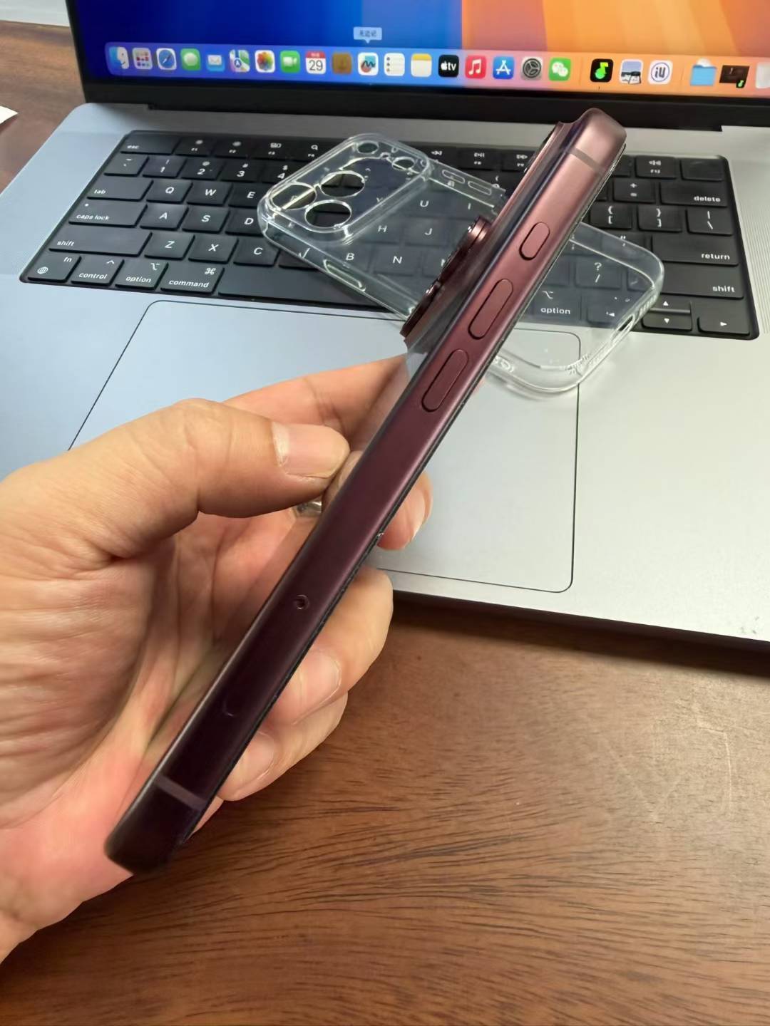 【豆花数码】
iPhone 18 Pro 港版（单卡+eSIM）
全新仅激活（激活5天）
支持Apple Intelligence
⚠️：不支持内地运营商的eSIM
单机（无配件）
- 512G：酒红 10399 ​