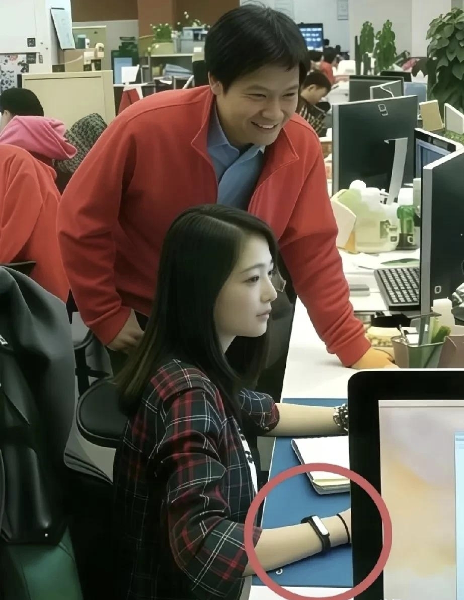 最近，一张拍摄于2014年的老照片在网络上悄然流传，勾起了不少人对小米早期岁月的回忆。画面中，雷军正弯下腰，神情专注地看着一位女员工面前的电脑屏幕。彼时的小米还处于创业起步阶段，办公环境远没有如今这般气派，但正是这种朴素场景，反而让人倍感真实。

照片里坐在工位上的女孩叫张功，是小米早期的前端开发工