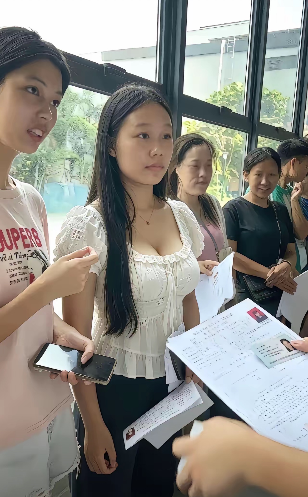现在一个岗位真的好多人抢。
求职市场竞争激烈，
投递一堆简历，未必能等来面试机会。
就业内卷，打工人不容易！
你找工作的时候卷吗？求职遇冷 打工人就业现况