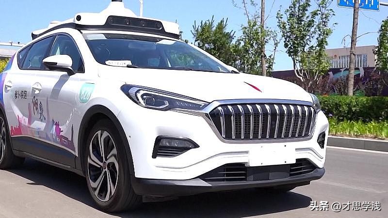 之前看北京、重庆的试点跑了140万公里零事故，真到全面铺开才发现麻烦事全冒出来了。
实验室里测试通过率99%的系统，到真实复杂路况直接掉到60%，暴雨天激光雷达信号失真、大太阳下摄像头直接致盲，碰到无保护左转、临时施工改道这