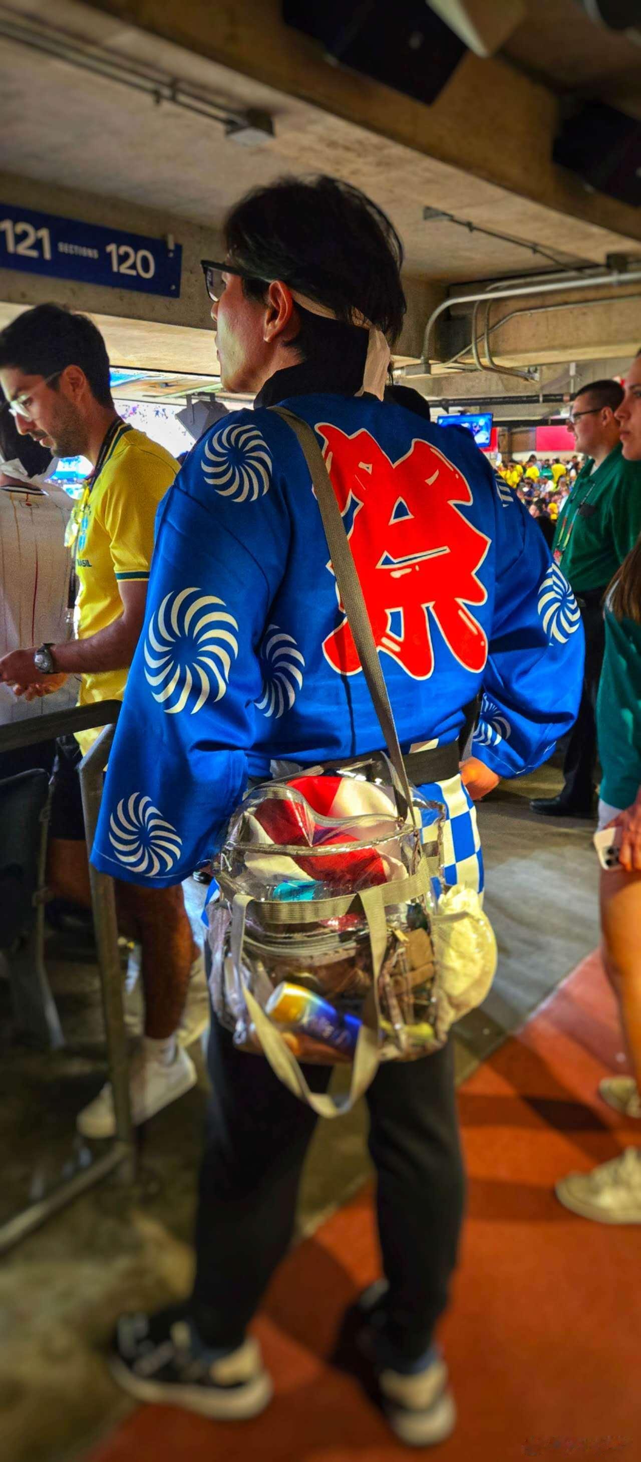 邻居去看足球世界杯，拍到日本球迷穿“祭”字衣服，说很想过去跟他说，“日...