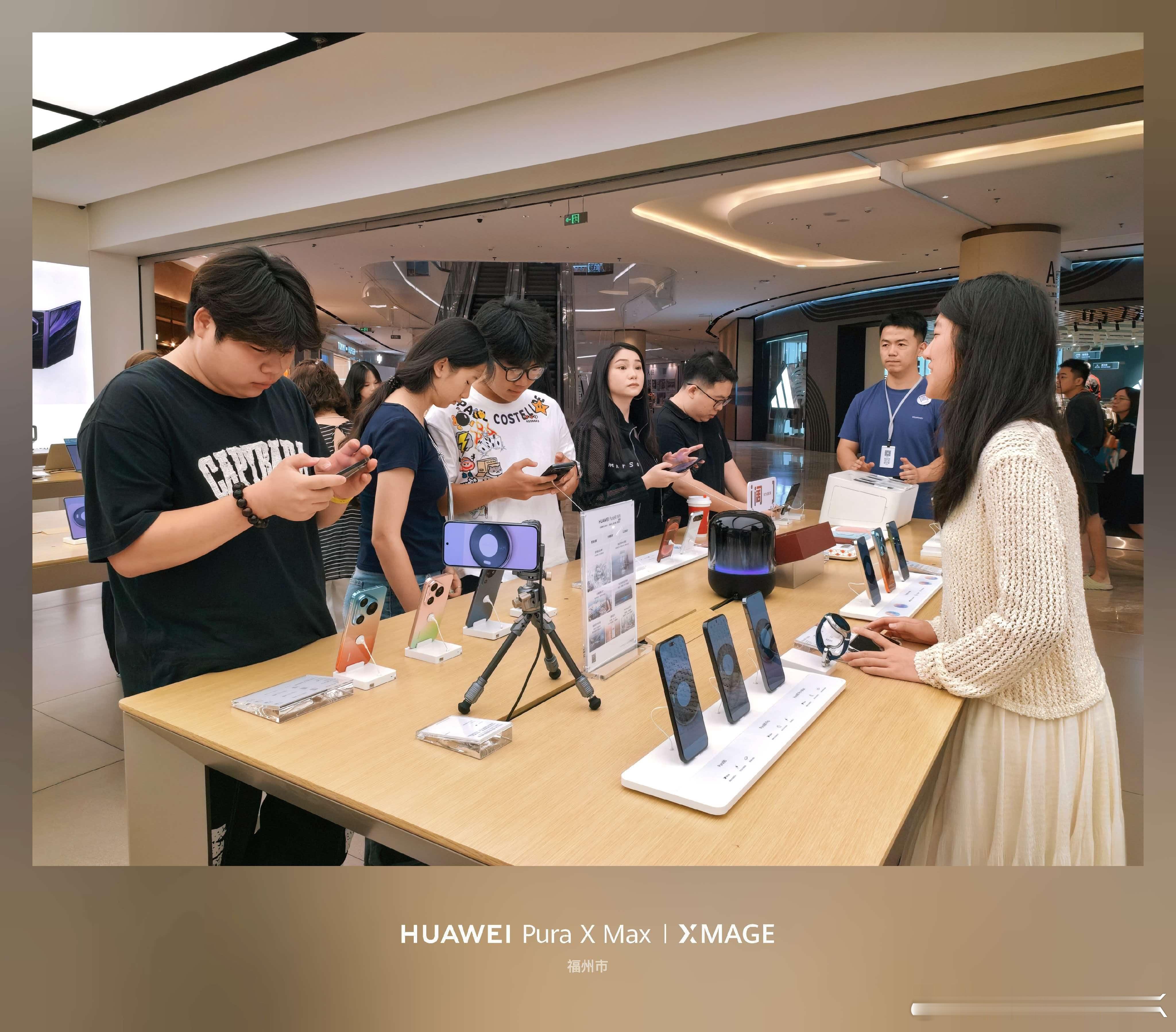 #华为展翼三折叠首批用户口碑# 今天华为展翼三折叠首销，门店里是真热闹[doge]
    首批取机的人一拿到手，赶紧先反复折几下，再展开看大屏，看看是不是像发布会上说的那么好。有人本来只是进店看看，结果摸完手机、试了灵盾防窥屏双击，直接问还能不能排下一批。看来大家现在除了参数之外更关心实际体 ​