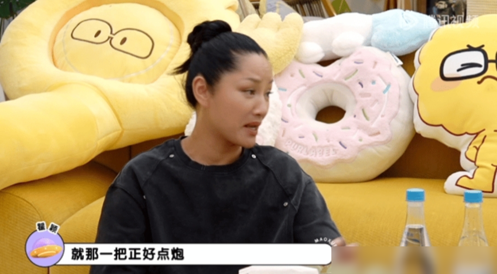 麻将桌上，王菲给瞿颖点炮了。
牌直接打出来，胡就是钱，就是赢。
瞿颖没敢胡。
不是不会，是不敢。对面坐的是她偶像，天后王菲。她犹豫半天，把牌放了。转头去胡那英的。
那英才不跟她客气。
这事放在任何牌友身上都够憋屈。但瞿颖自己说的时候，满脸捡了便宜。她觉得自己在偶像面前，输赢根本不重要。能坐