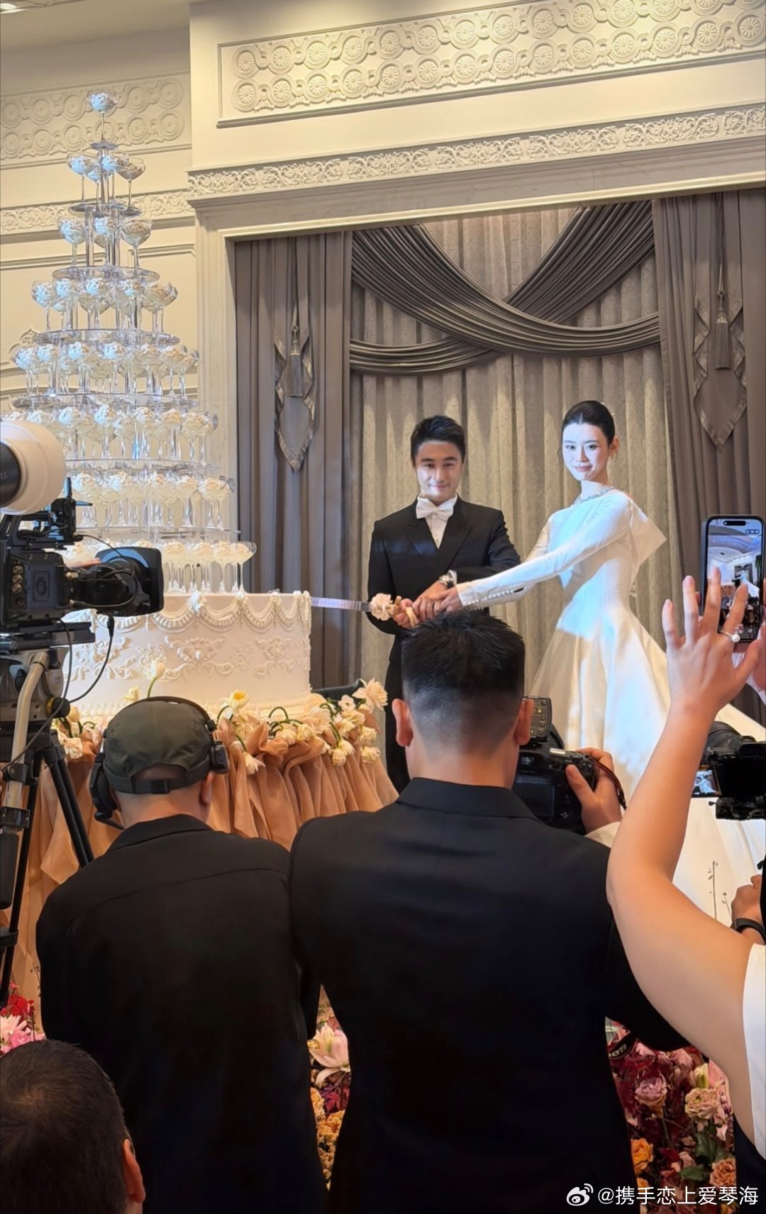 赌王二房外孙女何锶珩ins更新，出席舅舅何猷君与舅妈奚梦瑶的澳门答谢宴 ​