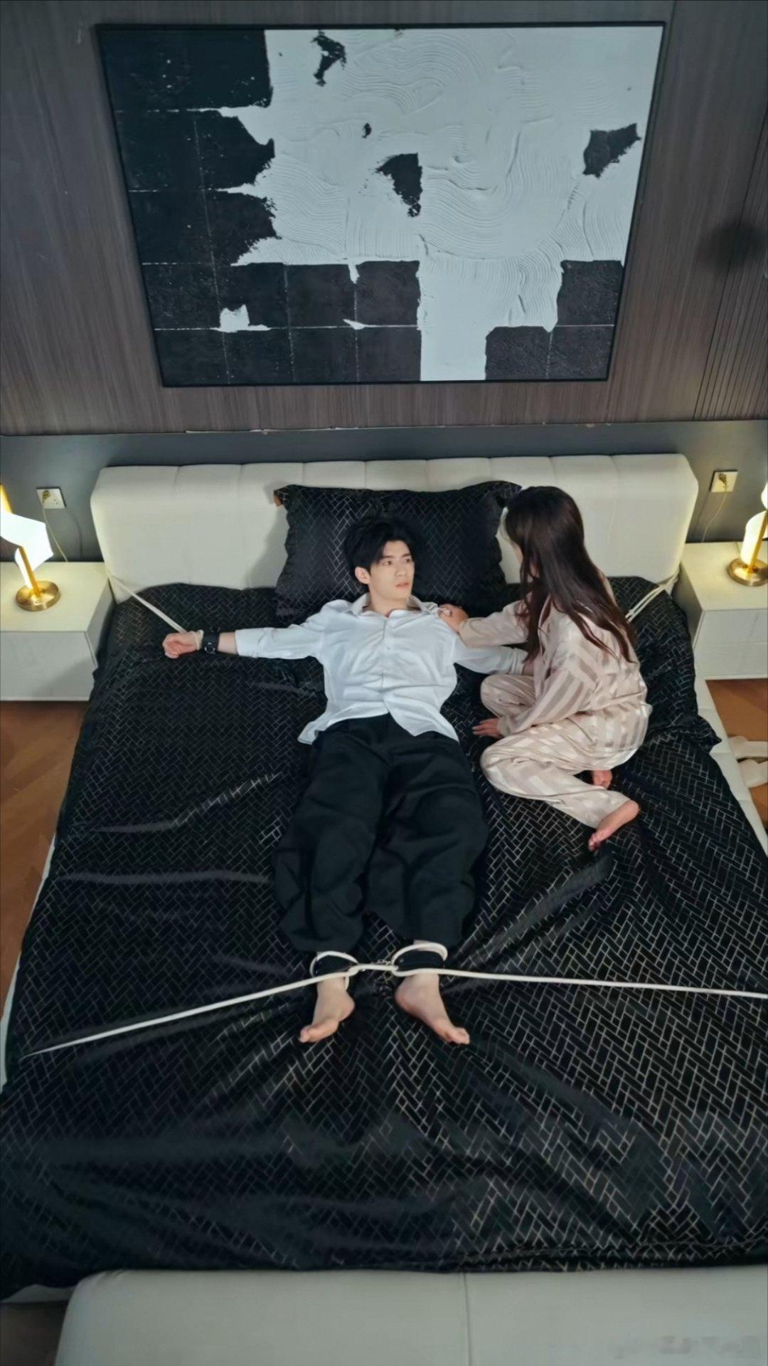 #短剧# 
星星剧评：苗天添 & 熊安妮《老公失忆，爆改18岁直球小奶狗》
推荐：🌟🌟🌟✨（三星半）
🏷 离婚老公失忆变18岁直球小奶狗，反差萌，多重人格，悬疑反转，轻喜甜宠。

📖 婚后一年不碰她还出轨的老公车祸失忆了，记忆停在18岁。原本正在谈离婚的妻子，突然面对一个她曾经爱过的直球 ​