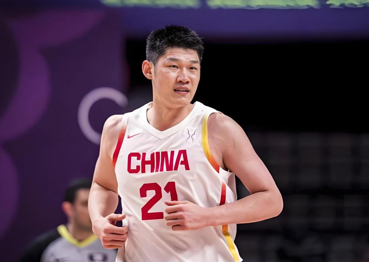 胡金秋打5号位，是中国男篮近几年最离谱的错配！
名古屋亚运会半决赛输日本20分，胡金秋全场打了那么久，只抢了2个篮板。对面38岁的归化中锋科克一个人抢了12个，光前场板就6个。中国男篮三个两米一零以上的内线，篮板被一支平均身高远低于自己的日本二队抢爆了。
胡金秋不努力吗？很努力。但他不是一个合格的中