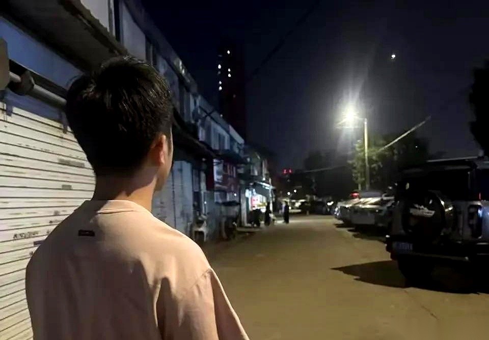 浙江瑞安的张先生坐了七年牢出来，原以为能靠入狱前攒下的五十多万积蓄重新生活，查账却发现所有账户加起来只剩六块四毛三。更离奇的是，他服刑期间根本接触不到手机和银行卡，名下的钱却早在2019年就被悄悄换绑手机号分批转空，其中有一万九千块钱，顺着微信流水直接进了一名警官的个人账户。
事情要从2018年说起