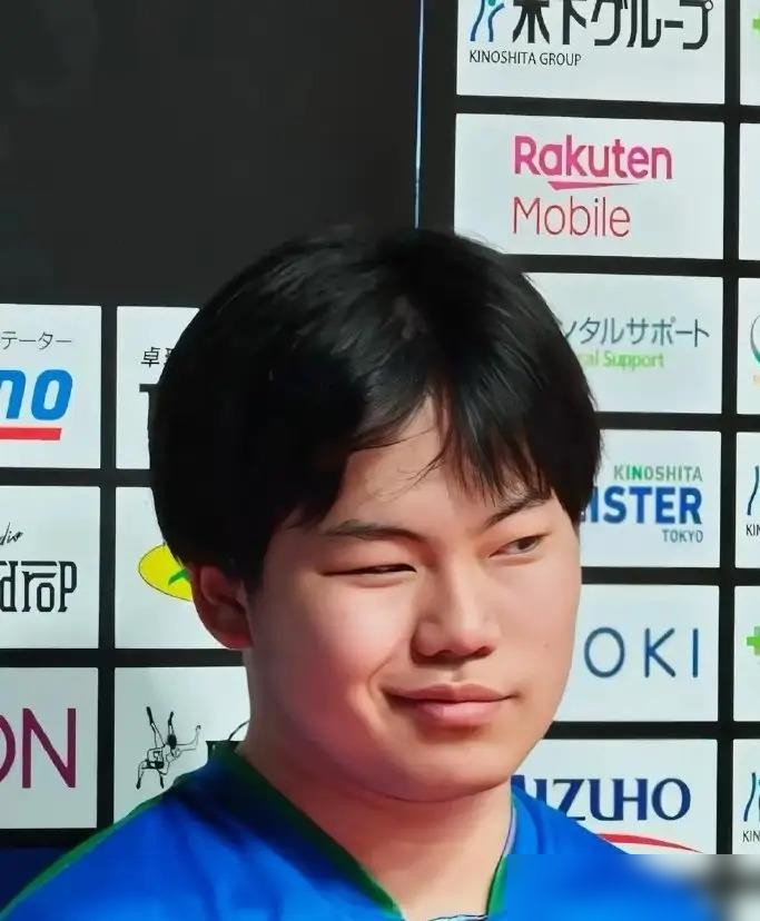 张本智和疯了吧，开口就要和松岛辉空包揽世界前二，还说男团金牌必须拿下。
这狠话放的，我差点以为日本队已经夺冠了。结果一查，他们上一次拿亚运会男团金牌，是1966年。整整60年前。那时候张本他爸估计还没出生。
9月17号东京公开训练，这俩人一唱一和，松岛辉空更猛，直接喊男单男团双冲金。可问题是，中