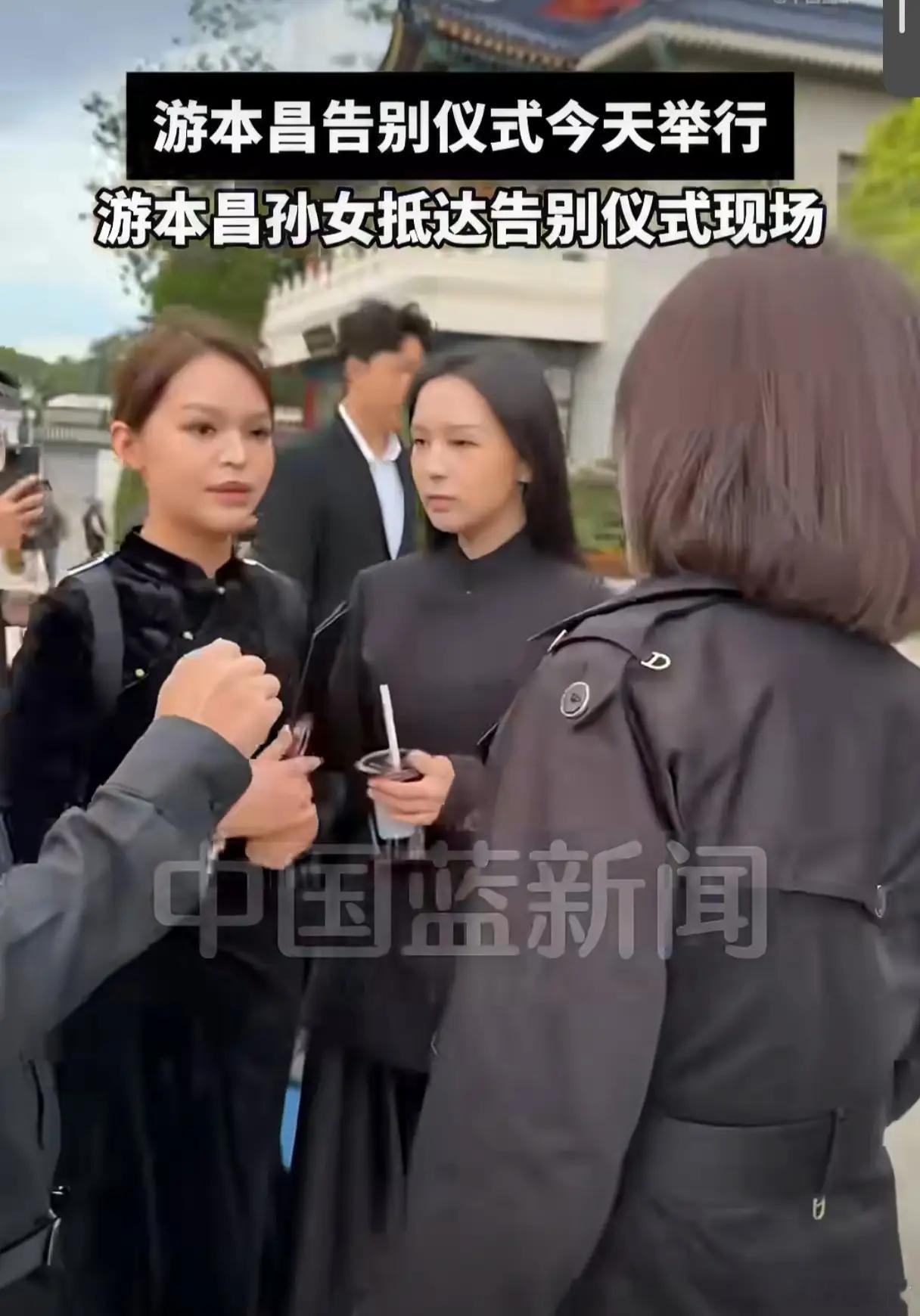 #胡歌现身游本昌追悼会#游本昌孙女现身爷爷的追悼会，游叶盈琪今天化了淡妆，穿了一身黑色旗袍，面色十分的沉重。她是游本昌最疼爱的孙女之一，老爷子一生向善，对晚辈的行事作风影响深远，所以游家的家风从始至终都没的说。现场很静，白菊和花圈摆了一圈。胡歌穿着素净，戴着墨镜，步子很慢；孙女黑衣 ​