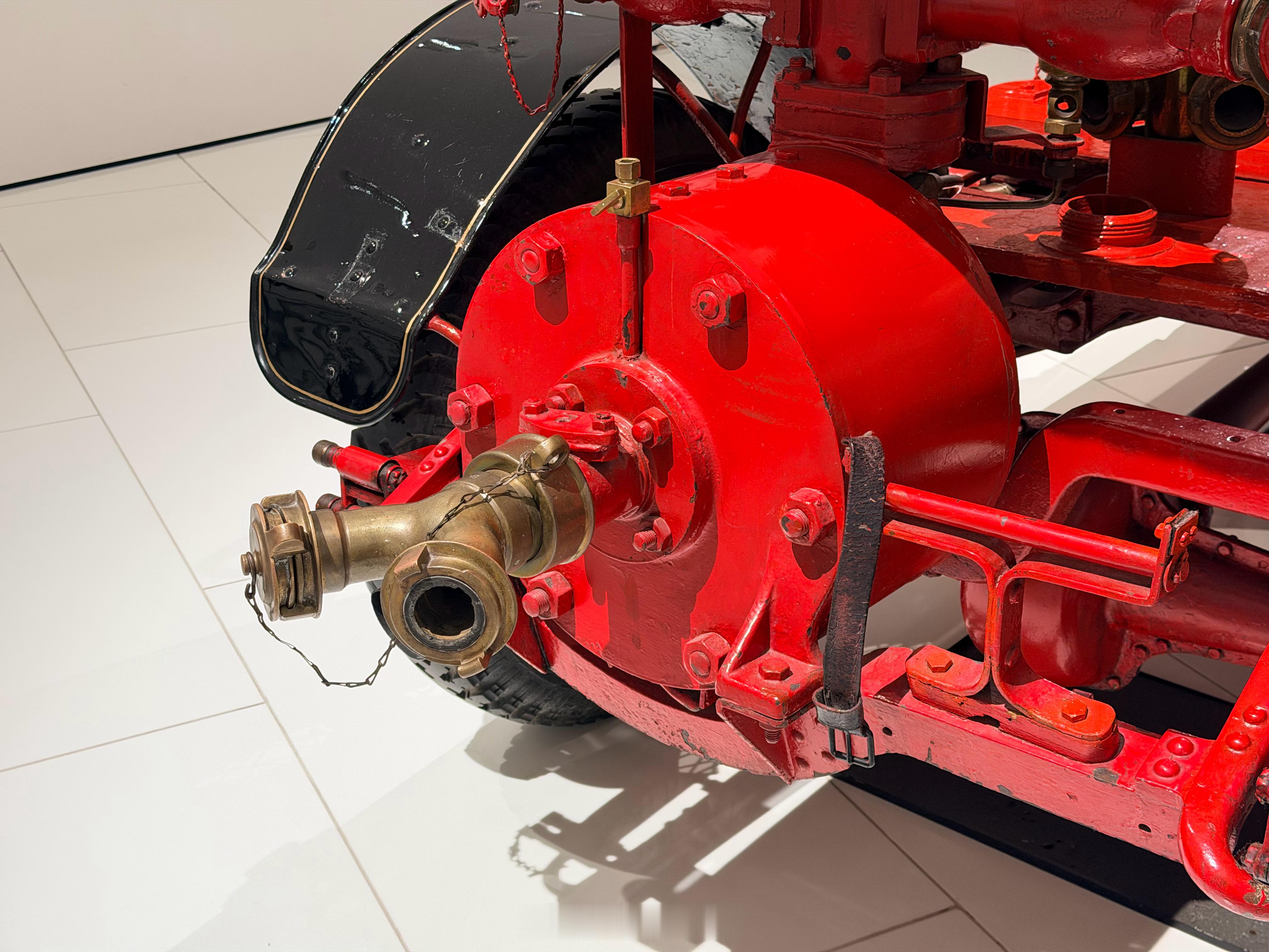 这是一台1912年的机动消防车。
它属于人类第一代内燃机驱动消防车，告别马拉水泵。自带车载水泵、水带、铜警铃，20匹四缸引擎，开到现场就可以直接灭火。

很多人疑惑，为什么一台奥匈戴姆勒的消防车，会摆在保时捷博物馆。因为这台车出自费迪南德·保时捷之手，是他创立保时捷品牌之前，在Austro-Daiml ​
