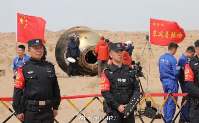 东风着陆场，一位退伍老兵望着神舟返回舱，热泪奔涌。他曾是火箭兵，把青春...
