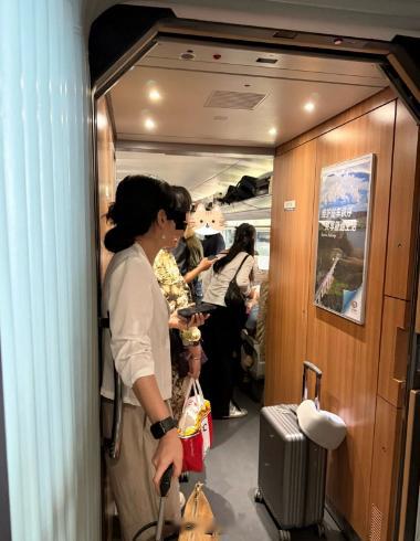 【#多名乘客二等座变无座#】#12306回应二等座变无座# 8月29日，李女士向记者反映，28日，她从长春搭乘高铁前往沈阳，遭遇列车临时调整，原本的二等座变成了无座，自己上车行驶了一段时间后才接到12306发来的可退票消息，并且车厢连接处站了不少和她有相同遭遇的乘客。

李女士介绍，8月28日，她结束出 ​