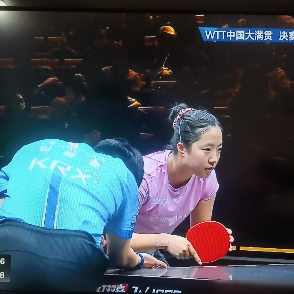 3-10落后，对面手握8个赛点，这球换谁都得松手了吧？
林钟勋/申裕斌愣是没认。第四局硬生生从悬崖边拽回来，拖进决胜局，最后3-2把林昀儒/郑怡静给逆转了。
赛后林钟勋说了句大实话，之前欧洲大满贯也遇到过这种局，当时没扛住，回去复盘了。这次同样的坑，不跳了。
申裕斌更直接，说哥哥就告诉她一句话
