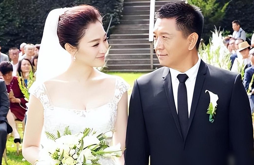 李小冉官宣离婚，前夫刚被曝欠了2111万。
10月14号，徐佳宁名下公司新增被执行人，标的2111万。5天后，李小冉发博：“去年已离，互不牵扯。”时间线卡得死紧。
更狠的是，她6月就退出了徐佳宁关联公司的股东，董事也辞了。商业切割比感情切割早半年。11年丁克婚姻，最后离得干净利落。
凌晨她又硬