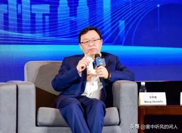 你绝对想不到，身家千亿的比亚迪创始人王传福，如今依然坚持每周雷打不动做一件事：拎着水果零食，溜达着去隔壁别墅，找嫂子吃饭！
 
在外人眼中，王传福是执掌庞大企业的商界巨头，每天要处理海量的公司事务，奔赴各地开会考察，日程排得满满当当。可再忙碌，他心里始终留着一块柔软的位置，留给自己的哥嫂。他特意把家
