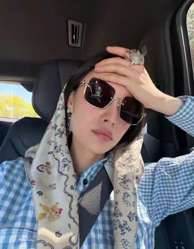 倪妮穿蓝色格子衣学车 素颜戴头巾墨镜松弛又随性 ​